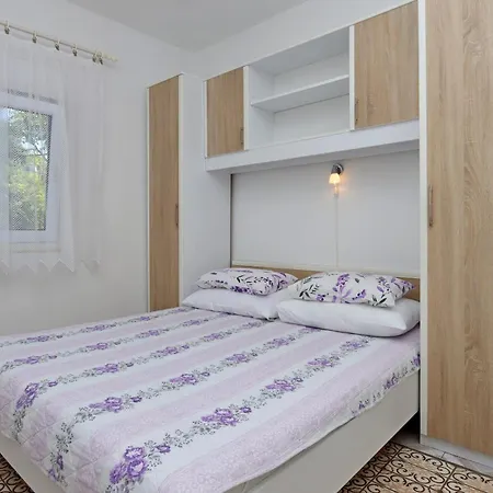 With Parking Space - Rab - 18005 Apartamento Lopar