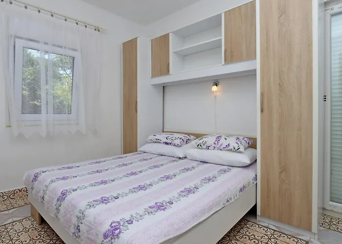 With Parking Space - Rab - 18005 Apartamento Lopar
